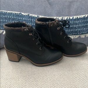 Size 8.5 White Mountain Delroy lace up booties